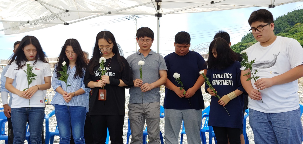 여남고 대표로 참석한 교사와 3학년 김수연(좌측 첫번째) 학생과 친구들이 미군폭격 사건에 희생당한 고인들을 애도하고 있다