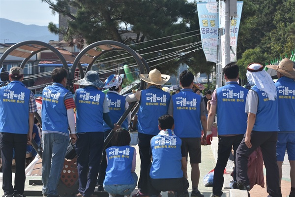  더불어민주당 소속 창원시의원들로 모인 ‘더불더불 봉사단’은 8월 19일 오후 창원 광암해수욕장에서 봉사활동을 벌였다.