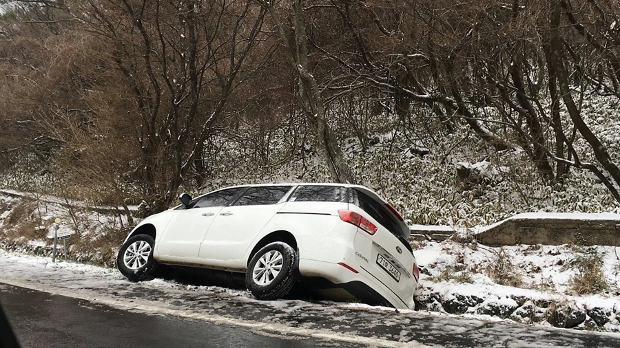 운전미숙으로 중산간도로에서 전복된 렌터카