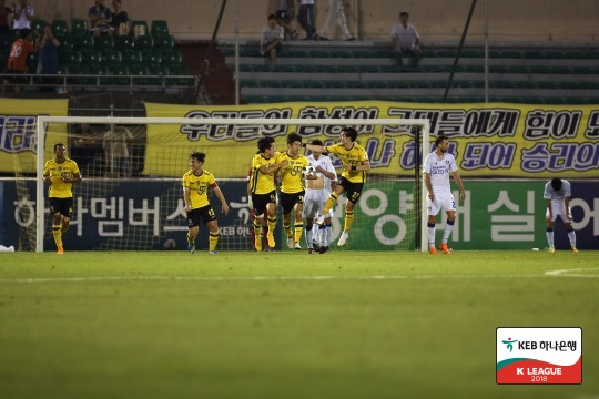 19일 펼쳐진 전남과 수원 경기 모습