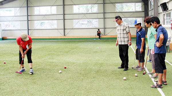예산농아인게이트볼 동호회원들이 게이트볼을 하고 있다.