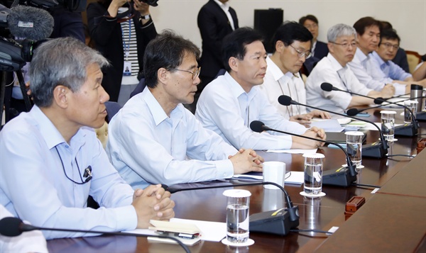 청와대 장하성 정책실장(왼쪽 두번째)을 비롯한 수석 보좌진이 20일 오후 청와대 여민관에서 열린 수석·보좌관회의에 참석하고 있다.