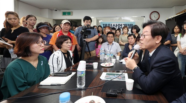 이재명 경기도지사가 7월 3일 안양 연현마을을 방문해 주민간담회를 하는 모습.