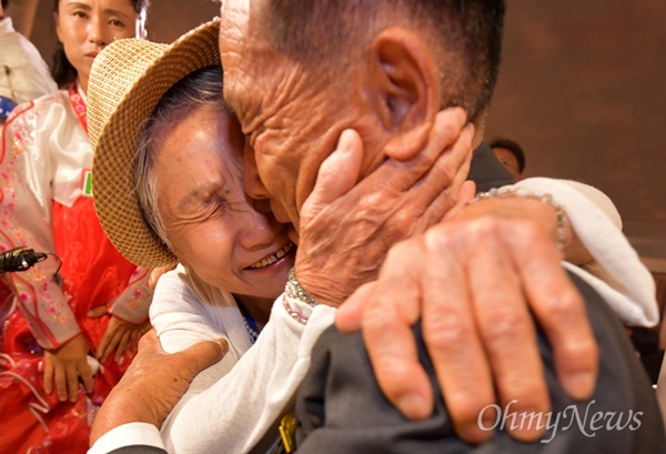 2018년 8월 20일 금강산호텔에서 열린 제21차 남북 이산가족 단체상봉 행사에서 남측 이금섬(92) 할머니가 아들 리상철(71)을 만나 기뻐하고 있다.