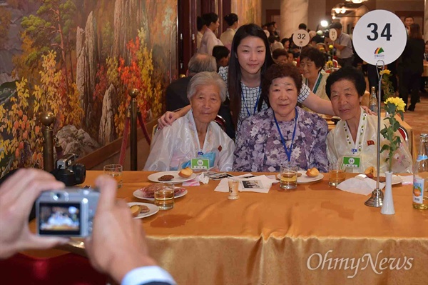 20일 금강산호텔에서 열린 제21차 남북 이산가족 단체상봉 행사에서 배순희(82) 할머니가 언니 배순복(87)과 동생 배순영(75)을 만나 기념 촬영을 하고 있다.