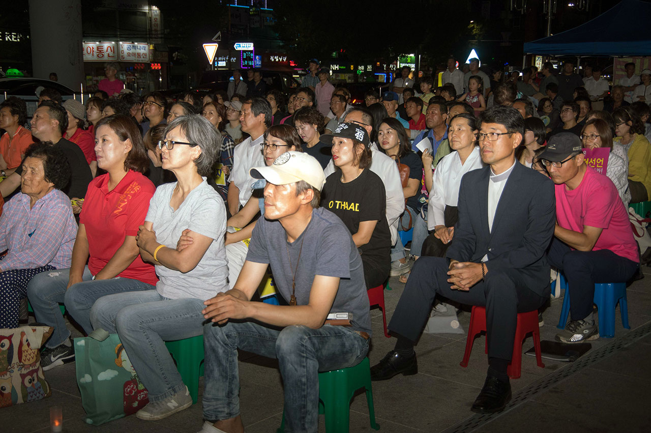 2돌을 맞는 김천 촛불에는 소성리 주민과 원불교 교무들, 그리고 인근 시군에서 온 시민단체 회원 등 3백여 명이 참석했다.