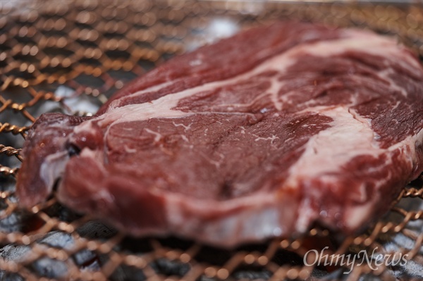 고기는 씹어야 제맛이라는 말이 있다. 그 말은 황소 고기를 먹을 때, 딱 맞아떨어진다. 그렇다고 '1++' 고기를 먹을 때처럼 살살 녹지는 않는다. '씹을수록'이라는 말은 황소 고기 맛을 표현하기에 딱 좋은 표현이다.
