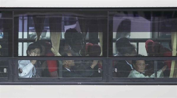 제21차 이산가족 상봉행사 1회차 둘째 날인 21일 오전 북한 외금강호텔에서 열린 개별상봉에 참석하기 위해 북측 상봉단이 버스를 타고 주차장으로 들어오고 있다.
