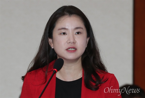 신보라 자유한국당 의원이 21일 서울 여의도 국회에서 열린 여성가족위원회 전체회의에서 법안 발의 제안설명을 하고 있다. 