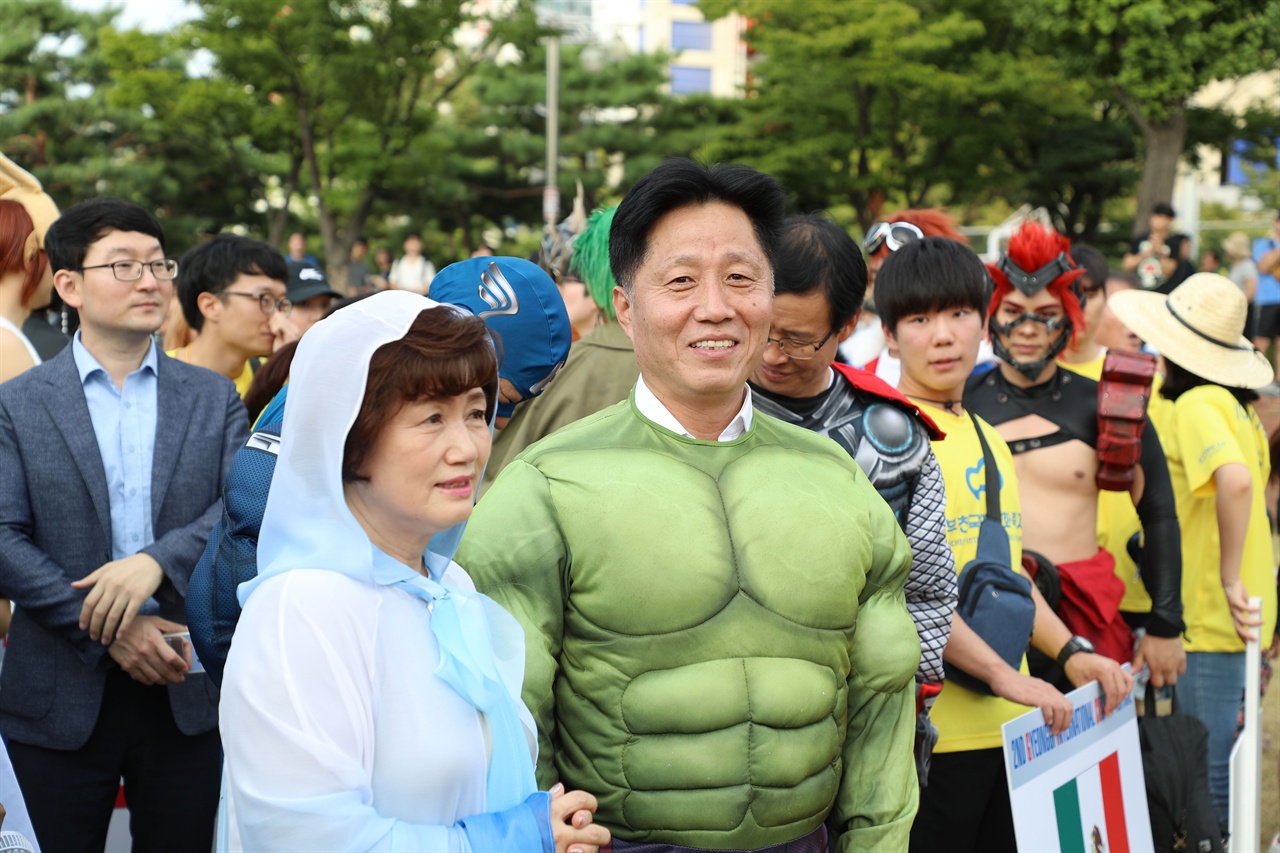 2018 부천국제만화축제 코스프레 퍼레이드에서 장덕천 부천시장(정중앙 헐크)이 코스프레를 즐기고 있다.