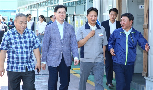 김경수 경남도지사는 8월 21일 김해 주촌면 소재 스마트공장 구축기업인 ㈜신신사를 방문했다.
