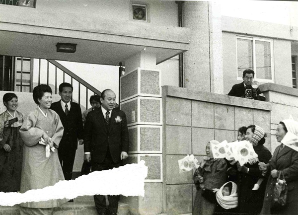 1972년 12월 12일 양택식 서울시장이 영동(강남) 지역 시민회관 준공테이프를 끊은 후 육영수 여사를 안내하며 새 주택을 둘러보고 있다.