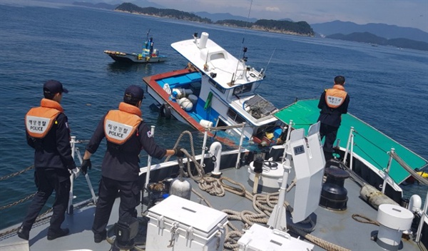 21일 오전 11시 58분께 창원 진해구 지리도 인근 해상에서 어선이 침몰했다.