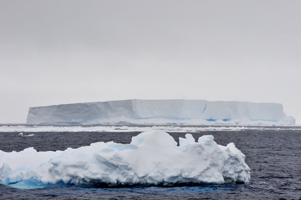 지구온난화의 영향으로 매년 빙하가 녹아 떨어져 나간다