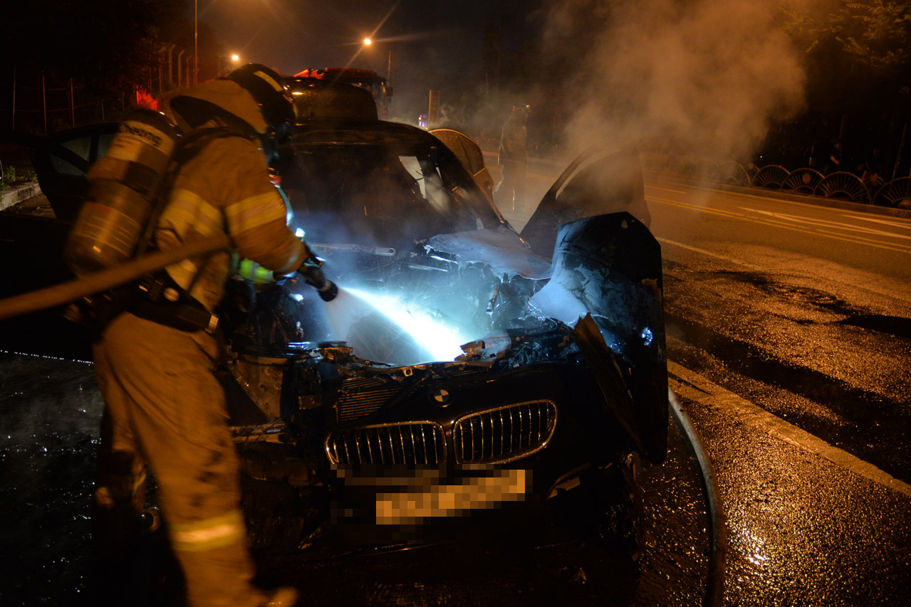 최근 하남시 미사대로에서 발생한 BMW차량 화재 모습
