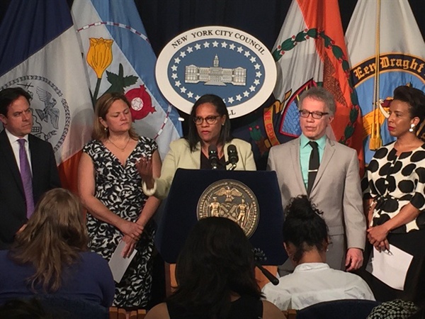 2016년 6월 21일 뉴욕 시의회는 무상생리대 지급 관련 법안을 의결했다. 사진은 투표 당일 율리사 페레라스 콥랜드 시의원이 법안을 설명하는 모습.