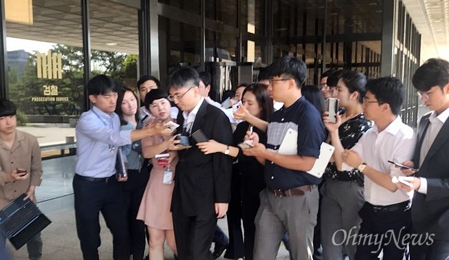 헌법재판소 자료를 유출한 혐의를 받고 있는 최희준 부장판사가 22일 서울중앙지검에 출석하고 있다. 