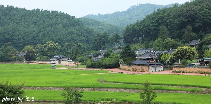 닭실 마을 청암정(사진 왼쪽)이 있는 닭실 마을은 삼남의 4대 길지로, 정감록의 십승지지 중의 하나로 알려져 있다.