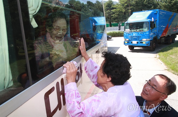 22일 강원도 고성 금강산호텔에서 열린 제21차 이산가족 상봉행사 작별상봉을 마친 한신자(88) 할머니가 버스에 올라타 북측에서 온 딸 김경영(71) 할머니에게 손을 흔들며 작별인사하고 있다.