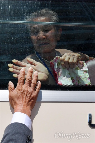 제21차 남북 이산가족 1차 상봉 행사 마지막날인 22일 금강산호텔에서 남측 이금섬(92) 할머니가 북측 아들 리상철(71)과 작별인사를 하고 있다.