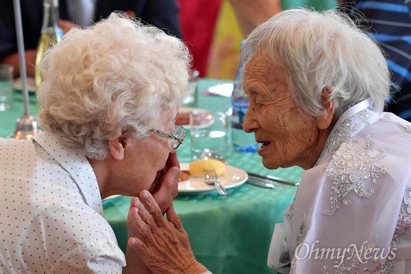 제21차 남북 이산가족 제1차 상봉 행사 마지막날인 22일 금강산호텔에서 남측 조혜도(86) 할머니가 북측 언니 조순도(89) 할머니와 대화하고 있다.