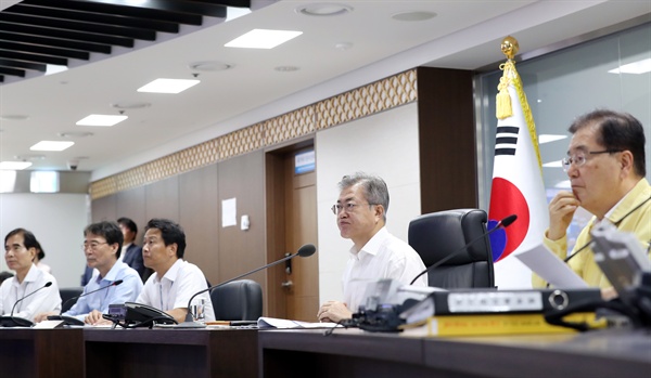 태풍 '솔릭' 상황 보고받는 문 대통령 문재인 대통령이 23일 오전 청와대 국가위기관리센터 상황실에서 열린 제19호 태풍 '솔릭' 대처 상황 점검회의에서 전국 시도지사를 비롯한 관계 부처 장관들과 화상회의를 통해 상황 보고를 받고 있다. 오른쪽부터 정의용 국가안보실장, 문 대통령, 임종석 비서실장, 장하성 정책실장, 주영훈 경호처장.
