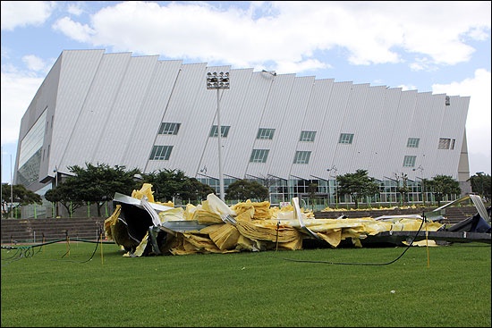 강풍으로 체육관 지붕이 뜯겨 날아간 2014년 모습