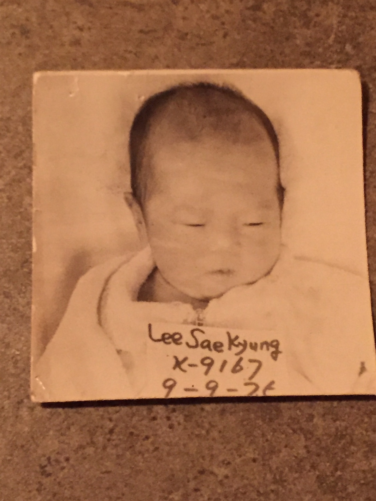 로빈 레이 멕케이는 생후 3개월에 미국으로 입양되었다