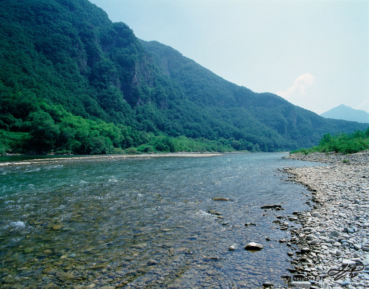 힘차게 흐르는 동강 (6*7중형/Ektar100) 골짜기 사이를 힘차게 흐르고 있는 동강의 모습