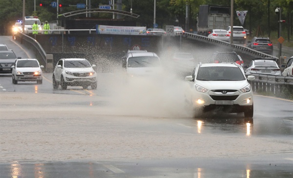 태풍 '쁘라삐룬'의 영향으로 울산에 많은 비가 내린 가운데 북구의 한 도로 일부가 침수돼 차들이 서행하고 있다. 2018.7.3 