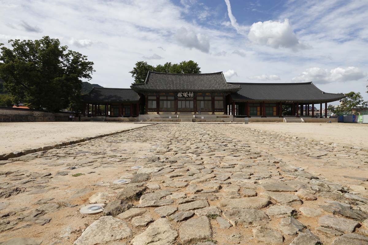 옛 나주읍성의 금성관 전경. 울퉁불퉁한 박석이 마당에 깔려 있다. 8월 22일 오후 풍경이다.