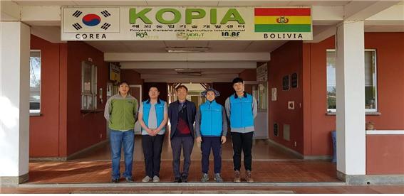 코피아(KOPIA) 볼리비아 센터 (가운데: 권순종 소장)