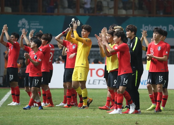 고맙습니다 23일 오후(현지시간) 인도네시아 자와바랏주 치카랑의 위바와 묵티 스타디움에서 열린 열린 2018 자카르타-팔렘방 아시안게임 축구 16강 한국과 이란의 경기. 2-0으로 승리한 뒤 선수들이 팬들의 환호에 답하고 있다.