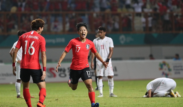 2대 0이다! 23일 오후(현지시간) 인도네시아 자와바랏주 치카랑의 위바와 묵티 스타디움에서 열린 열린 2018 자카르타-팔렘방 아시안게임 축구 16강 한국과 이란의 경기. 한국 이승우가 골을 넣은 뒤 기뻐하고 있다