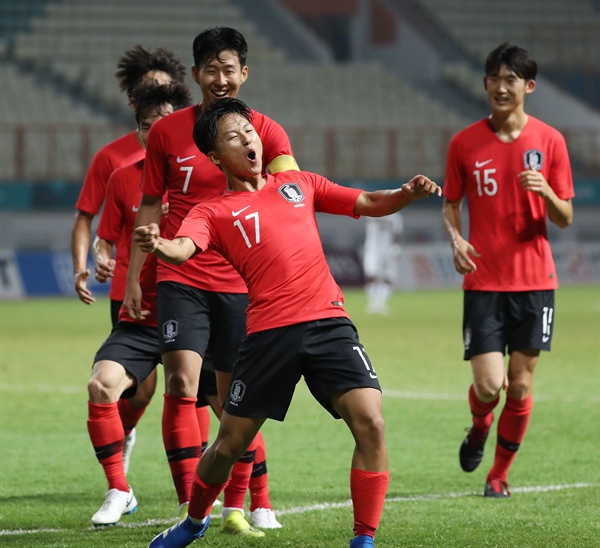 골 넣은 뒤 기뻐하는 이승우 23일 오후(현지시간) 인도네시아 자와바랏주 치카랑의 위바와 묵티 스타디움에서 열린 열린 2018 자카르타-팔렘방 아시안게임 축구 16강 한국과 이란의 경기. 한국 이승우가 골을 넣은 뒤 기뻐하고 있다.