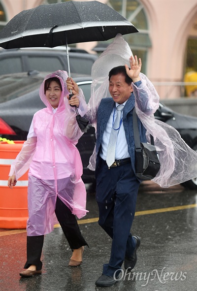 금강산으로 향하는 이산가족 남북의 이산가족이 분단 후 65년 만에 다시 만나 진한 혈육의 정을 나눈다. 8.15 계기 '제21차 이산가족 상봉행사'(2회차) 첫날인 24일 오전 강원도 속초시 한화리조트 설악에서 우리측 상봉단이 태풍 '솔릭'의 영향으로 쏟아지는 빗줄기를 뚫고 금강산으로 출발하고 있다.