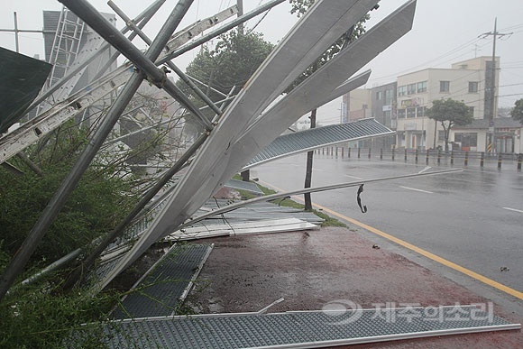 23일 태풍 솔릭이 덮친 제주지역 곳곳에 피해가 속출했다. 사진은 제주시 삼양동 피해현장
