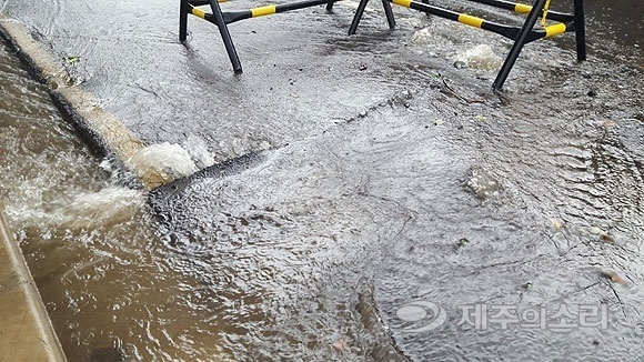  23일 제19호 태풍 솔릭이 덮친 제주 곳곳에 피해가 속출했다. 도로 아스콘이 찢긴 틈으로 빗물이 역류하는 모습