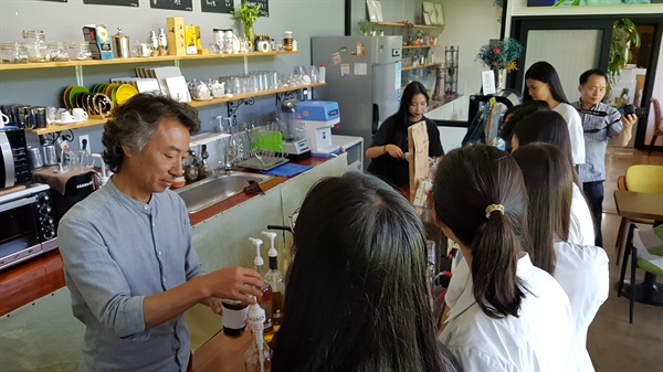 김철웅 씨가 커피농장과 함께 운영하는 카페에서 일하는 모습. 마침 이날 보성군 벌교고등학교 학생들이 커피농장 체험교육 시간을 갖고 있었다.
