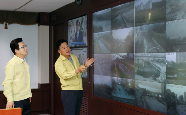허태정(왼쪽) 대전시장이 태풍 상황을 점검하고 있다.