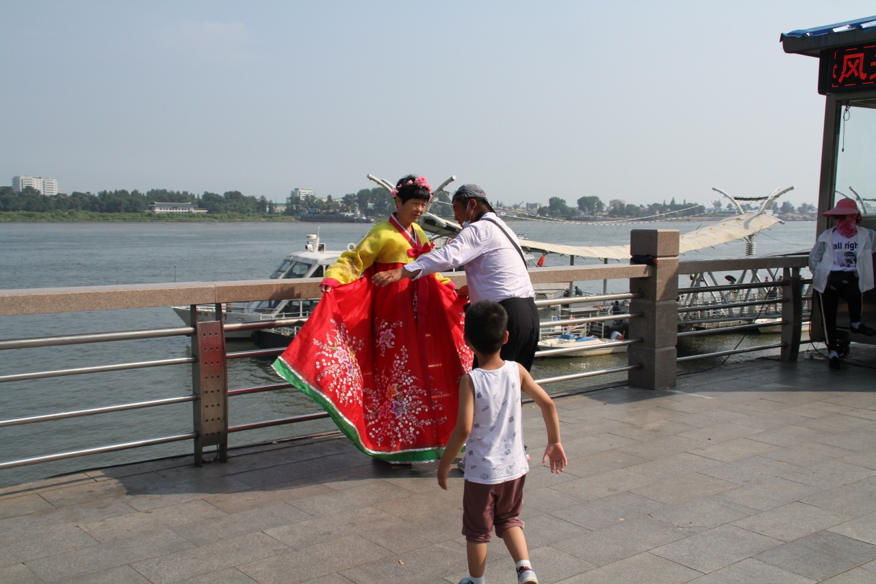 압록강을 배경으로 기념촬영을 하는 사람. 한복을 빌려 입은 것으로 보아 재중동표(조선족)인 듯하다. 압록강 단교는 조선족은 물론 다른 중국인에게 인기 있는 관광지라고 한다.