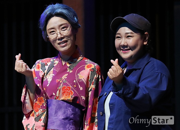 '나미야 잡화점의 기적' 배우 한세라와 허순미 24일 오후 서울 대학로의 한 공연장에서 열린 연극 <나미야 잡화점의 기적> 프레스콜에서 배우 한세라와 허순미가 포토타임을 갖고 있다. <나미야 잡화점의 기적>은 일본 소설가 히가시노 게이고의 베스트 셀러인 동명 소설을 원작으로 한 연극으로 판타지와 추리, 휴먼드라마가 조화를 이룬 동화같은 작품이다. 8월 21일부터 10월 21일까지 공연.