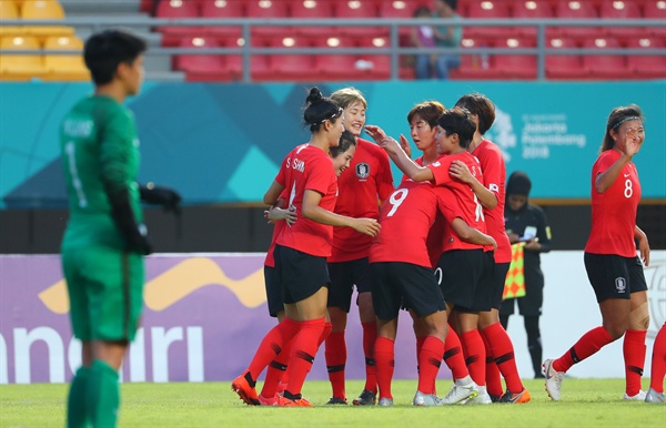 한국, 오늘도 대승 분위기 24일(현지시간) 인도네시아 팔렘방 겔로라 스리위자야 경기장에서 열린 2018 자카르타-팔렘방 아시안게임 여자축구 8강전 한국과 홍콩의 경기에서 이민아가 팀의 다섯번째 골을 성공시키자 선수들이 기뻐하고 있다.