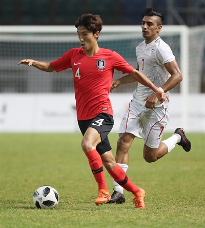 김진야 돌파 23일 오후(현지시간) 인도네시아 자와바랏주 치카랑의 위바와 묵티 스타디움에서 열린 열린 2018 자카르타-팔렘방 아시안게임 축구 16강 한국과 이란의 경기. 한국 김진야가 드리블을 하고 있다.