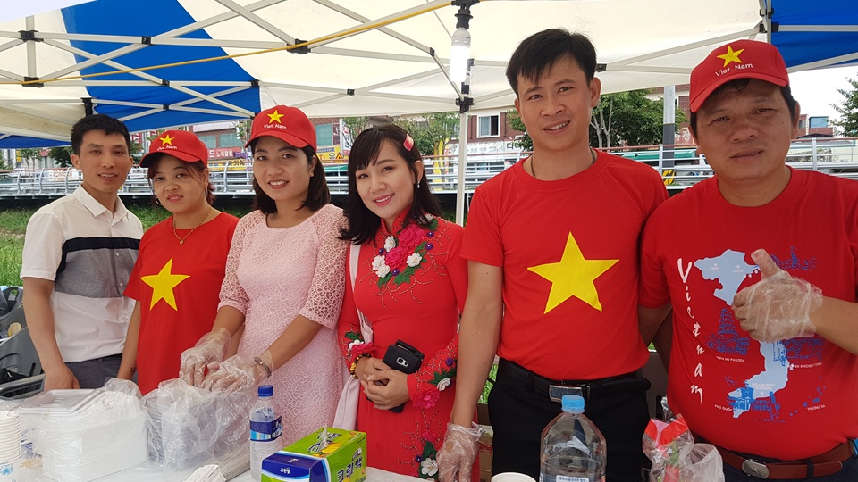 홍성에서 제6회 아시아 뮤직페스티벌에 참가한 베트남 이주민들이 자신들의 전통음식을 내놓아 큰 인기를 얻었다. 특히, 이들은 장기자랑에서 가장 많은 박수를 받기도 했다. 