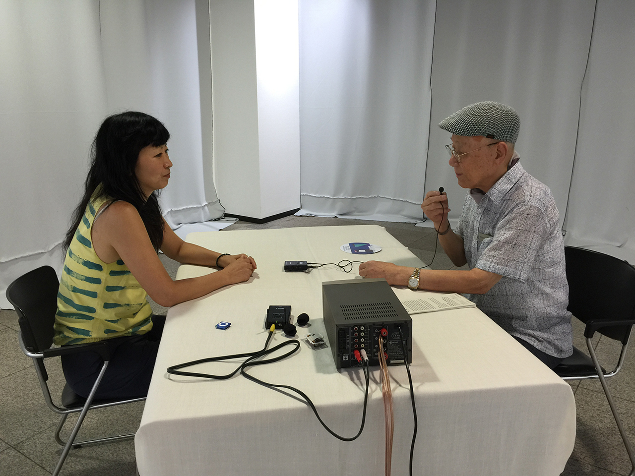 유영주 작가가 차용재(92) 할아버지와 인터뷰하고 있다