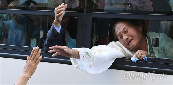 '꼭 다시 만나자' 분단 후 65년 만에 상봉한 남북 이산가족들이 기약 없는 이별의 야속함에 금강산이 눈물바다로 변했다. 8.15 계기 '제21차 이산가족 상봉행사'(2회차) 마지막 날인 26일 오후 금강산호텔에서 우리측 상봉단이 버스를 타고 먼저 떠나는 북측 가족들과 작별하고 있다.