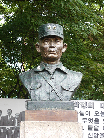 서울시 영등포구 문래근린공원에서 찍은 박정희 흉상.