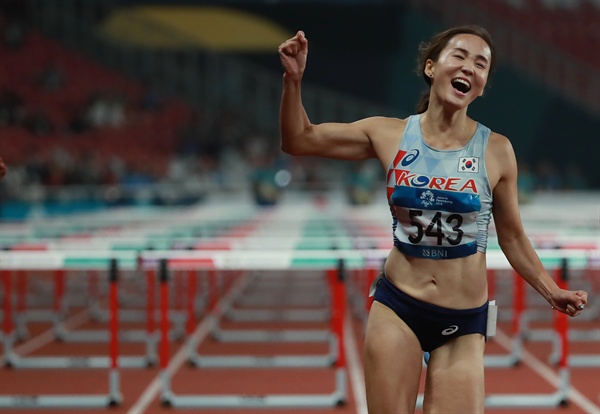 정혜림, 우승의 환희 정혜림이 26일 오후(현지시간) 인도네시아 자카르타 겔로라 붕 카르노(GBK) 스타디움에서 열린 2018 자카르타-팔렘방 아시안게임(AG) 육상 여자 100m 허들 결승에서 1위로 결승선을 통과하며 환희에 찬 표정을 짓고 있다.