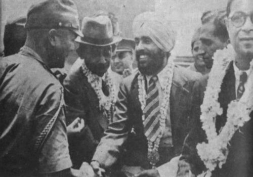 1942년 12월, 인도의 독립군인 국민군 모한 싱 대위와 일본군 장군 후지하라, 모한 싱은 인도 독립후 상원의원으로 활약했다